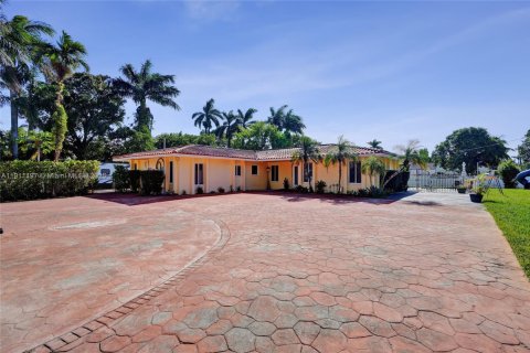 Casa en venta en Miami, Florida, 4 dormitorios, 219.9 m2 № 1969363 - foto 2