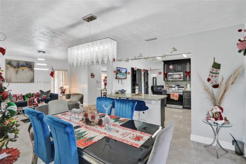 Casa en venta en Miami, Florida, 4 dormitorios, 219.9 m2 № 1969363 - foto 11