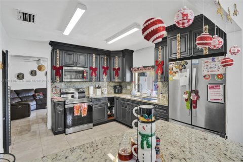 Casa en venta en Miami, Florida, 4 dormitorios, 219.9 m2 № 1969363 - foto 13