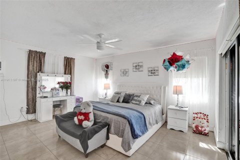 Casa en venta en Miami, Florida, 4 dormitorios, 219.9 m2 № 1969363 - foto 19