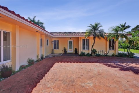Casa en venta en Miami, Florida, 4 dormitorios, 219.9 m2 № 1969363 - foto 1