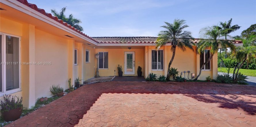 Casa en Miami, Florida 4 dormitorios, 219.9 m2 № 1969363