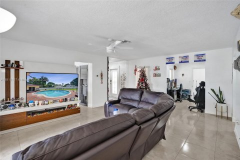 Casa en venta en Miami, Florida, 4 dormitorios, 219.9 m2 № 1969363 - foto 17