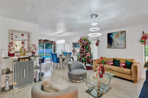 Casa en venta en Miami, Florida, 4 dormitorios, 219.9 m2 № 1969363 - foto 9
