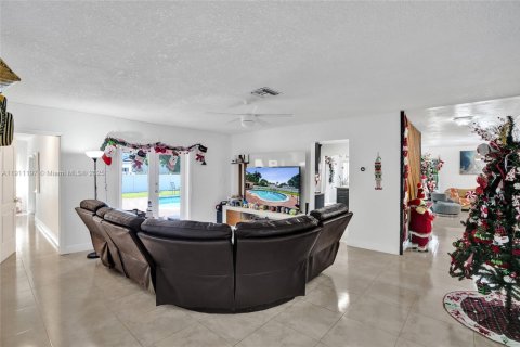 Casa en venta en Miami, Florida, 4 dormitorios, 219.9 m2 № 1969363 - foto 16