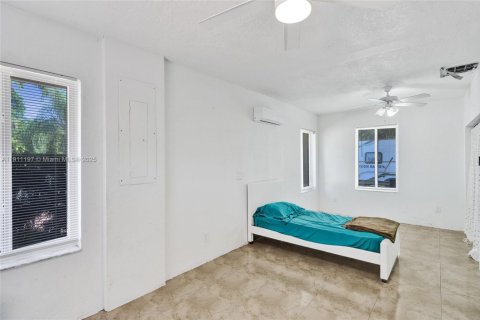 Casa en venta en Miami, Florida, 4 dormitorios, 219.9 m2 № 1969363 - foto 24