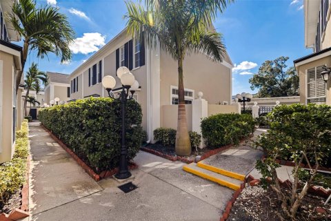 Touwnhouse à vendre à Tampa, Floride: 2 chambres, 97.92 m2 № 2419635 - photo 23