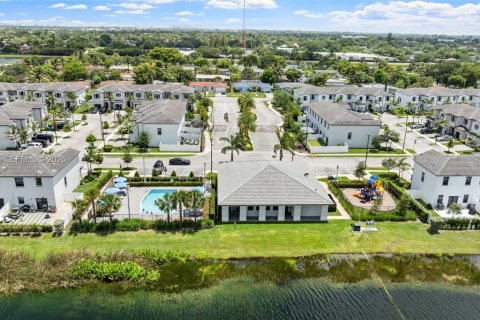 Touwnhouse à vendre à Miami Gardens, Floride: 4 chambres, 164.72 m2 № 2084816 - photo 30