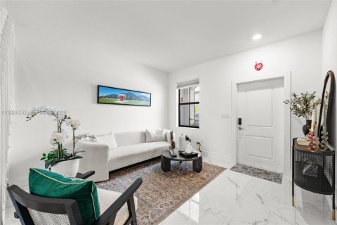 Touwnhouse à vendre à Miami Gardens, Floride: 4 chambres, 164.72 m2 № 2084816 - photo 7