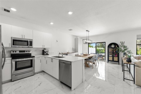Touwnhouse à vendre à Miami Gardens, Floride: 4 chambres, 164.72 m2 № 2084816 - photo 9