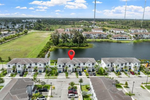 Touwnhouse à vendre à Miami Gardens, Floride: 4 chambres, 164.72 m2 № 2084816 - photo 4