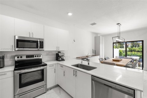 Touwnhouse à vendre à Miami Gardens, Floride: 4 chambres, 164.72 m2 № 2084816 - photo 10