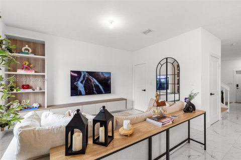 Touwnhouse à vendre à Miami Gardens, Floride: 4 chambres, 164.72 m2 № 2084816 - photo 15