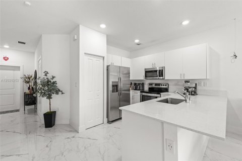 Touwnhouse à vendre à Miami Gardens, Floride: 4 chambres, 164.72 m2 № 2084816 - photo 2