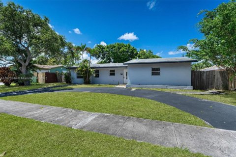 House in Lake Park, Florida 3 bedrooms, 132.2 sq.m. № 1802478 - photo 1