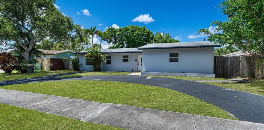 House in Lake Park, Florida 3 bedrooms, 132.2 sq.m. № 1802478