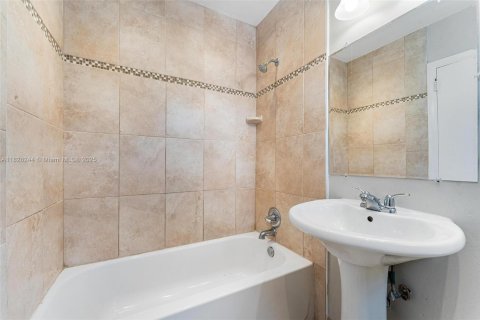 House in Lake Park, Florida 3 bedrooms, 132.2 sq.m. № 1802478 - photo 13