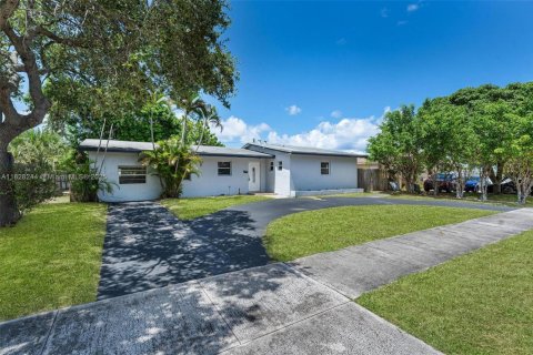 House in Lake Park, Florida 3 bedrooms, 132.2 sq.m. № 1802478 - photo 3