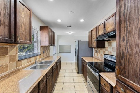 House in Lake Park, Florida 3 bedrooms, 132.2 sq.m. № 1802478 - photo 6