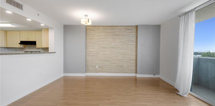 Condominio en Miami, Florida, 1 dormitorio  № 1812117
