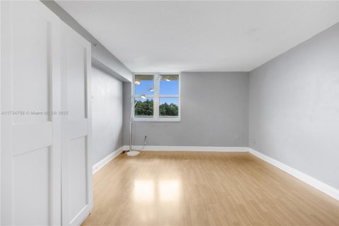 Condominio en venta en Miami, Florida, 1 dormitorio, 75.81 m2 № 1812117 - foto 11