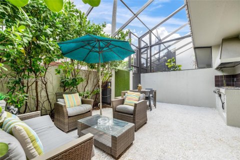 Townhouse in South Miami, Florida 3 bedrooms, 204.38 sq.m. № 2037771 - photo 5