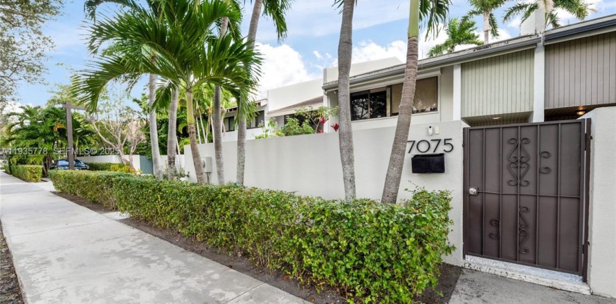 Townhouse in South Miami, Florida 3 bedrooms, 204.38 sq.m. № 2037771