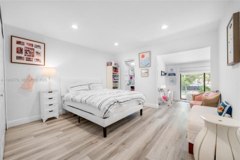 Townhouse in South Miami, Florida 3 bedrooms, 204.38 sq.m. № 2037771 - photo 16