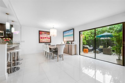 Townhouse in South Miami, Florida 3 bedrooms, 204.38 sq.m. № 2037771 - photo 11