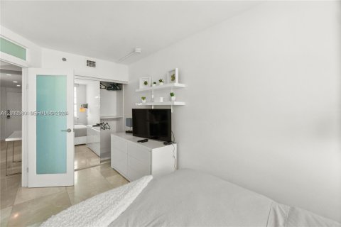 Condo in Miami Beach, Florida, 1 bedroom  № 2067886 - photo 13
