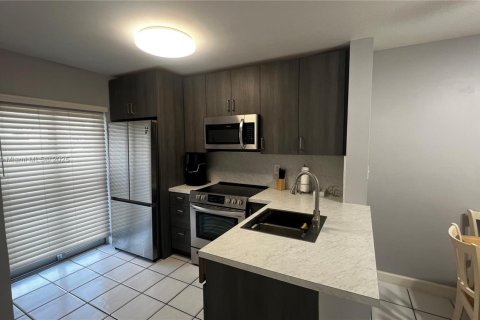 Condo in Miami, Florida, 2 bedrooms  № 1736239 - photo 6