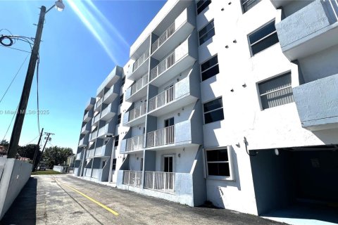 Condo in Miami, Florida, 2 bedrooms  № 1736239 - photo 2