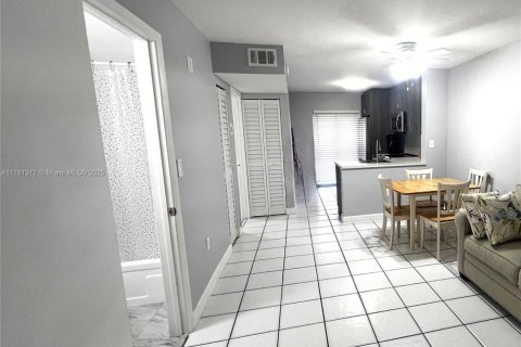 Condo in Miami, Florida, 2 bedrooms  № 1736239 - photo 5