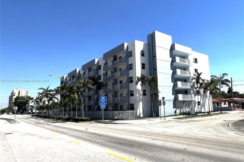 Condo in Miami, Florida, 2 bedrooms  № 1736239 - photo 1