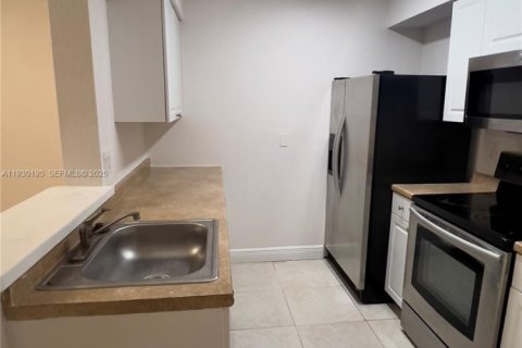 Condominio en alquiler en Oakland Park, Florida, 1 dormitorio, 78.41 m2 № 1989288 - foto 4