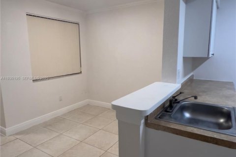 Condominio en alquiler en Oakland Park, Florida, 1 dormitorio, 78.41 m2 № 1989288 - foto 5