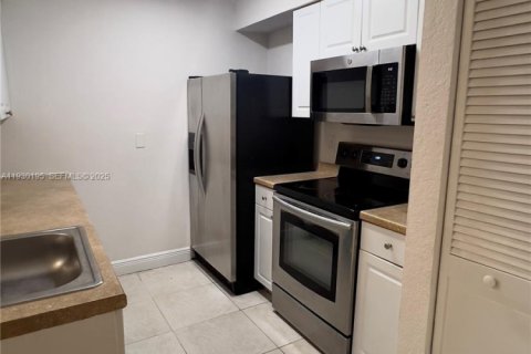 Condominio en alquiler en Oakland Park, Florida, 1 dormitorio, 78.41 m2 № 1989288 - foto 2