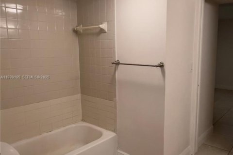 Condominio en alquiler en Oakland Park, Florida, 1 dormitorio, 78.41 m2 № 1989288 - foto 11