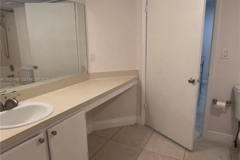 Condominio en alquiler en Oakland Park, Florida, 1 dormitorio, 78.41 m2 № 1989288 - foto 10