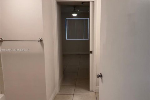 Condominio en alquiler en Oakland Park, Florida, 1 dormitorio, 78.41 m2 № 1989288 - foto 7