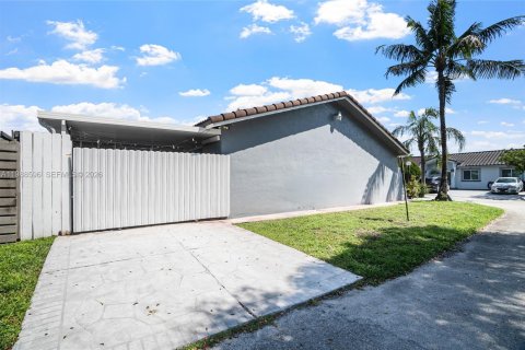 Снять в аренду коммерческую недвижимость в Хайалиа, Флорида 1 спальня, 41.81м2, № 2053283 - фото 15