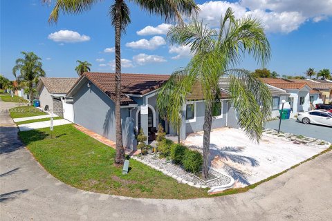 Снять в аренду коммерческую недвижимость в Хайалиа, Флорида 1 спальня, 41.81м2, № 2053283 - фото 3