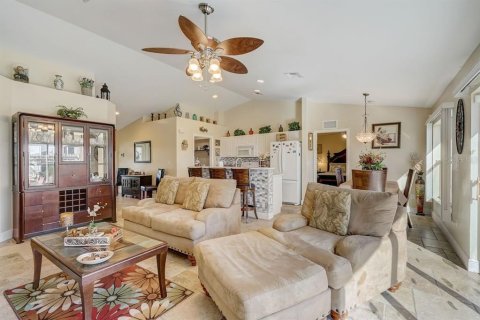 House in Cape Coral, Florida 3 bedrooms, 135.45 sq.m. № 1793756 - photo 6