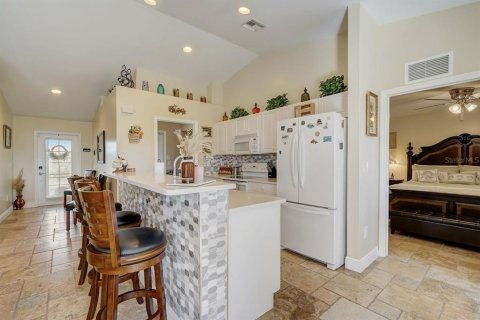 House in Cape Coral, Florida 3 bedrooms, 135.45 sq.m. № 1793756 - photo 10