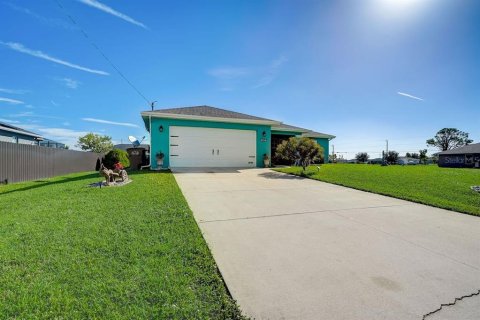 House in Cape Coral, Florida 3 bedrooms, 135.45 sq.m. № 1793756 - photo 1