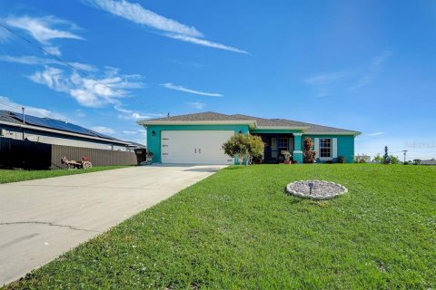 House in Cape Coral, Florida 3 bedrooms, 135.45 sq.m. № 1793756 - photo 2