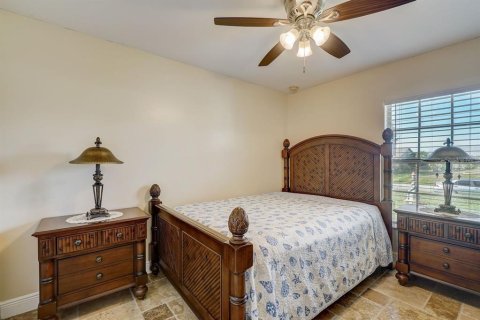 House in Cape Coral, Florida 3 bedrooms, 135.45 sq.m. № 1793756 - photo 14