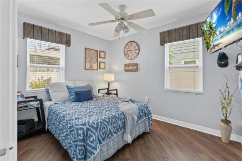 House in Saint Petersburg, Florida 3 bedrooms, 179.12 sq.m. № 1684726 - photo 11
