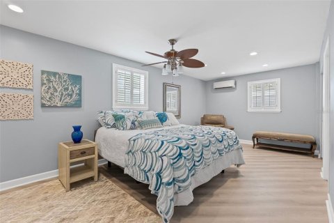 House in Saint Petersburg, Florida 3 bedrooms, 179.12 sq.m. № 1684726 - photo 18