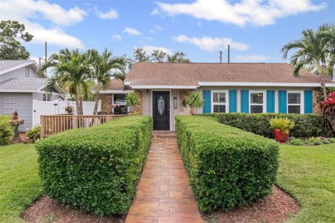 House in Saint Petersburg, Florida 3 bedrooms, 179.12 sq.m. № 1684726 - photo 1